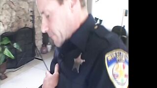 Schwarze Cheerleaderin in Uniform wird tief anal von einem weißen Schwanz gefickt