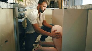 Il fratellastro mi ha chiuso fuori e ha scopato mia moglie che era bloccata