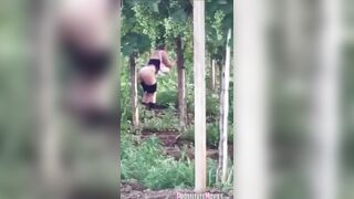Espiando uma prostituta loira transando na floresta.