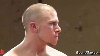 Eli Hunter contro Tatum The Beast Naked Kombat Lotta di wrestling muscolare Sesso gay hardcore