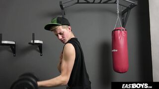 Süßer blonder tschechischer Junge zeigt im Fitnessstudio seinen großen Penis und seine Hoden.