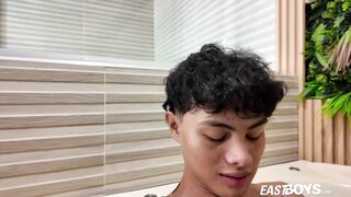 Adorable joven latino recibe una sensual masturbación en su gran pene.