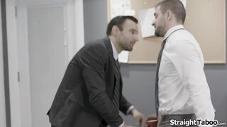 Un ragazzo tradisce la moglie procace Christie Stevens con una collega.