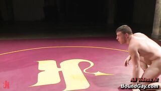 Doug Acre, de Naked Kombat, affronte Scott Harbor dans un combat de lutte gay intense et une séance anale brutale.