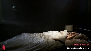 Tori Lux wird von Stahlmaschinen hart gefickt, bis sie intensive, multiple Orgasmen erlebt.