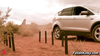 Amber Rayne Maestro Claire Adams Autoestopista atada de pies y manos Bondage en el desierto Pinzas Bastón Follar