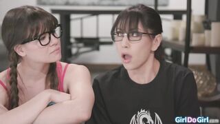 Whitney, por favor, deja de tocar a mis amigos, estaban jugando un juego.