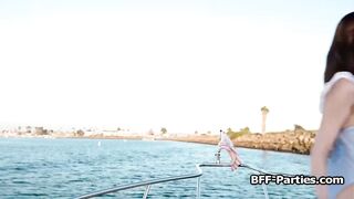 Deux meilleures amies partagent le pénis du capitaine du yacht lors d'un légendaire plan à quatre en cabine