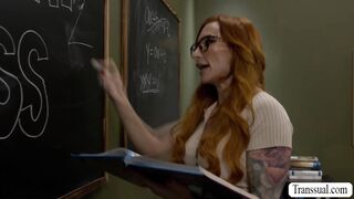 Traviesas colegialas transexuales dominan el aula en una salvaje orgía.