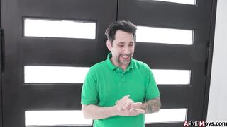 Wenn du mich mitnimmst, dann lasse ich dich meine rasierte Muschi fisten