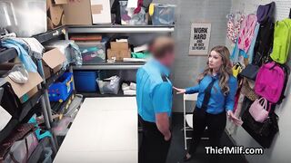 Un gardien voleur se fait baiser par un collègue pour s'en tirer.