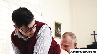 Padre pervertido lambe o cu desse adolescente twink