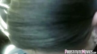Une brune sexy prend la bite d'un inconnu sans protection dans une voiture