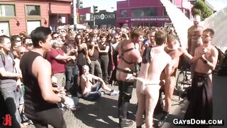 Connor Maguire und Cameron Kincade Folsom Street Fair Öffentliches BDSM mit Ballfesselung
