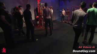 Randall O'Reilly amarrado em público, gangbang gay, gaiola, sexo oral, boquete em espaço de jogos de couro