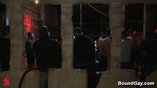 Orgia pública gay en cadena Jordania BDSM