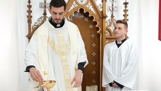 Un sacerdote pervertido folla el culo apretado de un adolescente twink.