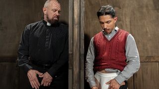 El sacerdote folla el culo de un jovencito que se confiesa.