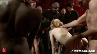 Azotes con cuerda en público BDSM a dos chicas