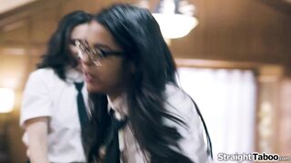 La sorellastra e il fratellastro si alleano per scopare la compagna di classe vergine