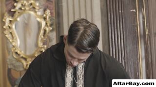 Il prete si scopa il sacrestano effeminato dentro la chiesa