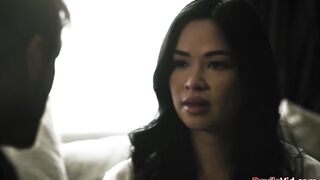 Une femme asiatique aux gros seins se fait baiser par son ex-mari pervers