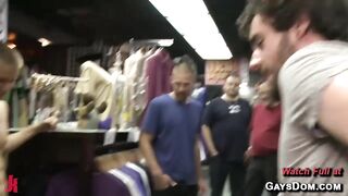 Rowen Jackson amarrado em loja de roupas, gangbang com cordas, sexo oral e brincadeiras com prendedores de roupa.