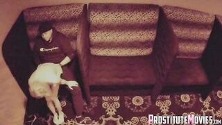Heiße Stripperinnen tanzen auf Typen, die in Boxershorts abspritzen.