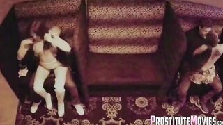 Heiße Stripperinnen tanzen auf Typen, die in Boxershorts abspritzen.