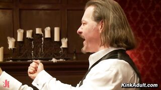 Dallas Blaze e Iona Grace con le corde divaricate per un rapporto a tre dal vivo con Bill Bailey