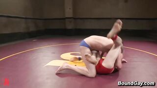 Jimmy Bullet und Jay Rising ringen nackt und kämpfen dann auf der Matte um die anale Dominanz.