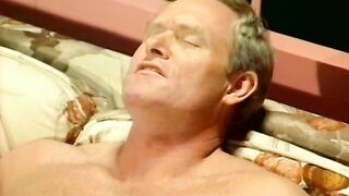 Rumpman attrapé dans une avalanche anale - Baignoire porno classique, vintage et porno rétro