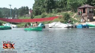 Estudiantes navegando en un barco