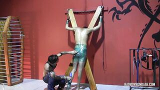 Flogging His Hot Young Ass - Justin Martinez e Ryann Ruckers