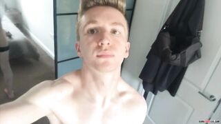 Fit Boy leert seinen ungeschnittenen Schwanz - Alexander Light