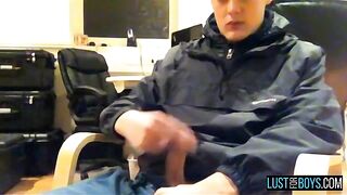 Webcam Wanking in ufficio - Tyler Bolt