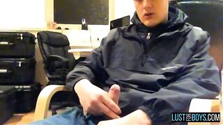 Webcam Wanking au bureau - Tyler Bolt