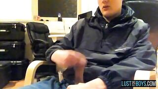 Webcam Wanking au bureau - Tyler Bolt