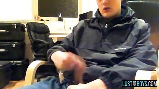 Webcam Wanking in ufficio - Tyler Bolt