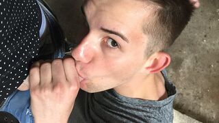 Twink chevauchant une grosse bite - Joe Adams