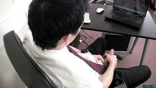 Cum Squirting au bureau - Evan Zero