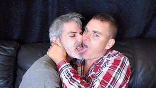 Hot Gay Kissing With Leo - Leo Blue et Richard Lennox