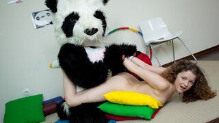 Sportlich sexy Teenager fickt mit lustigem Panda