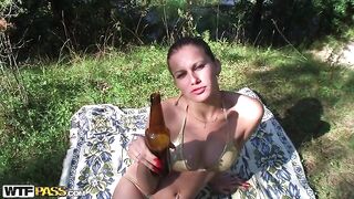 Horny hottie hace mamadas universitarias al aire libre