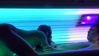 Sex-Paar genießt Solarium