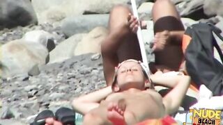 Persone reali fanno sesso sulle spiagge nude