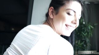 Gina Valentina est curieuse de Cock