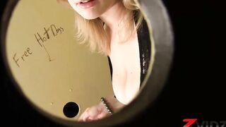 Big Boob Vicky Vixen saugt großen schwarzen Schwanz durch Glory Hole