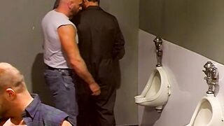 Truck Stop Cock Orgy In The Mensroom - Cole Parker et Damien Vincetti Orgie