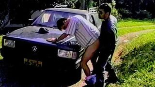 Policial latino fode motorista parado - Carlos Zani e João Batista